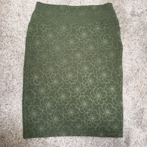 JUST ADDED ⭐️ LuLaRoe Cassie S - Picture 1 of 3